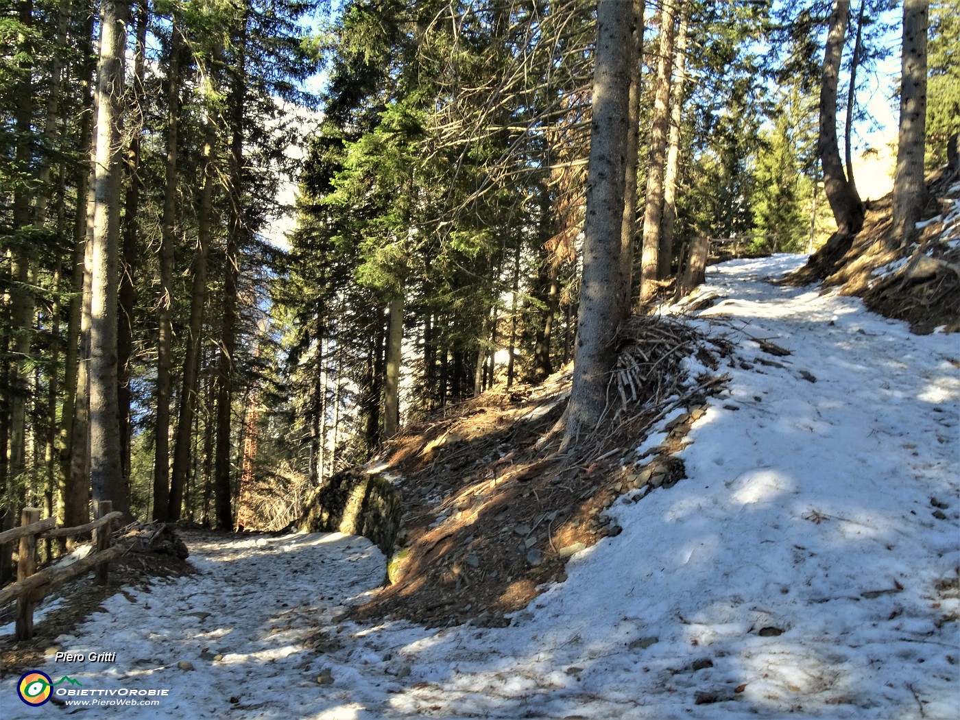 15 La neve , man mano si sale, aumenta.JPG